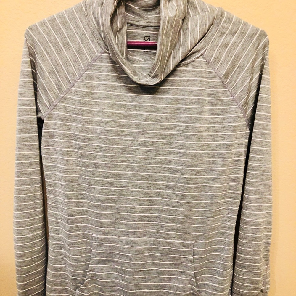 GapFit long-sleeve grey/white striped top